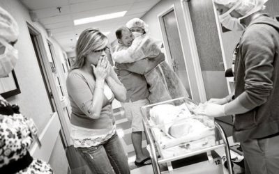 Emotional Photos of Grandparents Seeing Their Grandchildren For The First Time