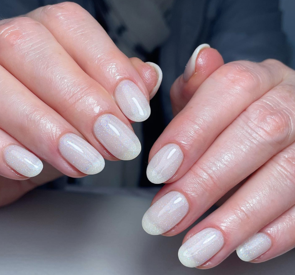 White Nails - soft glitter neutral mani