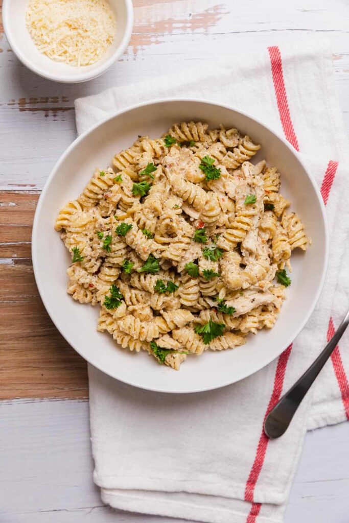 Garlic Parmesan Chicken Pasta - Easy CrockPot Recipes