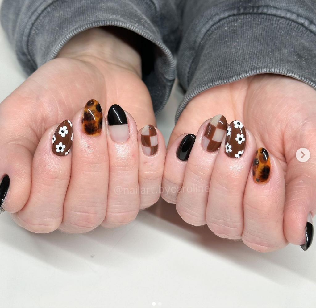 September Nails - cute patterned brown and black Fall Nail idea