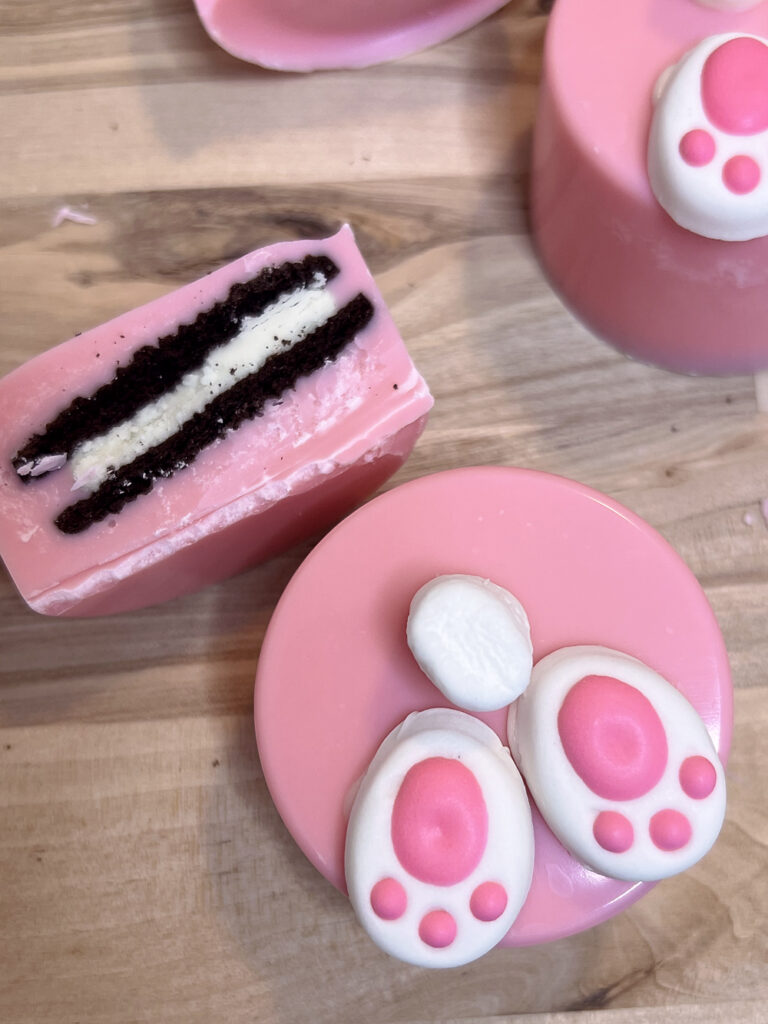 The Bunny Butt Oreos are such a fun Easter cookie idea. It's a no-bake cookie perfect for Easter brunch that everyone thinks is just so adorable. | Easter Recipes